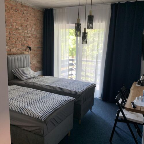 Zweibettzimmer mit Balkon